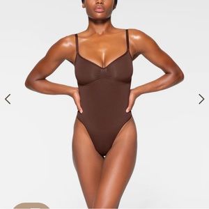 SKIMS SEAMLESS SCULPT THONG BODYSUIT